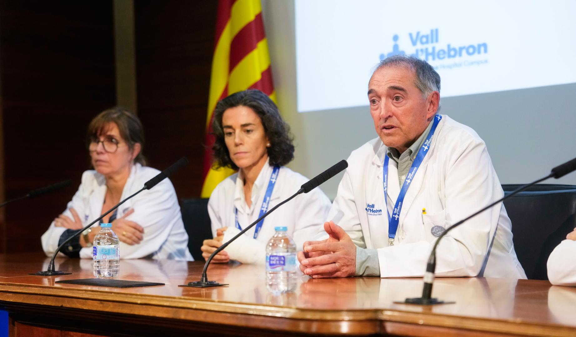 El director gerente de Vall d'Hebron, Albert Salazar, la jefa de Neurología, Patricia Pozo (c), y la jefa del servicio de Medicina Física y Rehabilitación, Judith Sánchez-Raya (i), en rueda de prensa este domingo han informado de la evolución del presidente de la Generalitat, Salvador Illa,