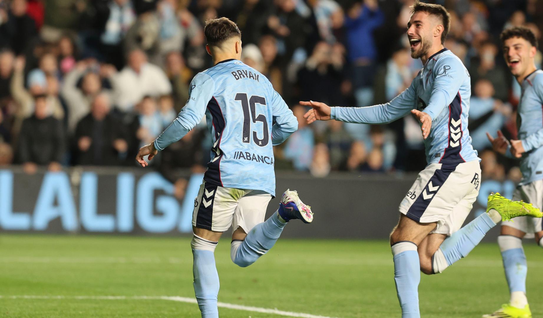 El delantero del Celta Bryan Zaragoza (i) celebra tras marcar el segundo gol ante el Rayo