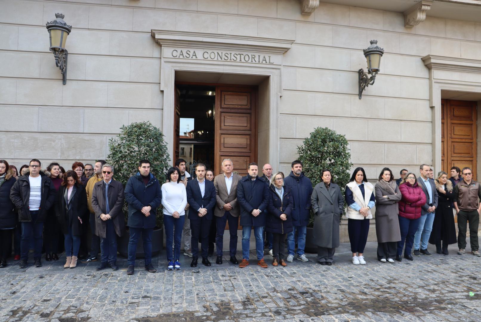 Instante del minuto de silencio que se ha llevado a cabo a las puertas del Ayuntamiento de Tudela