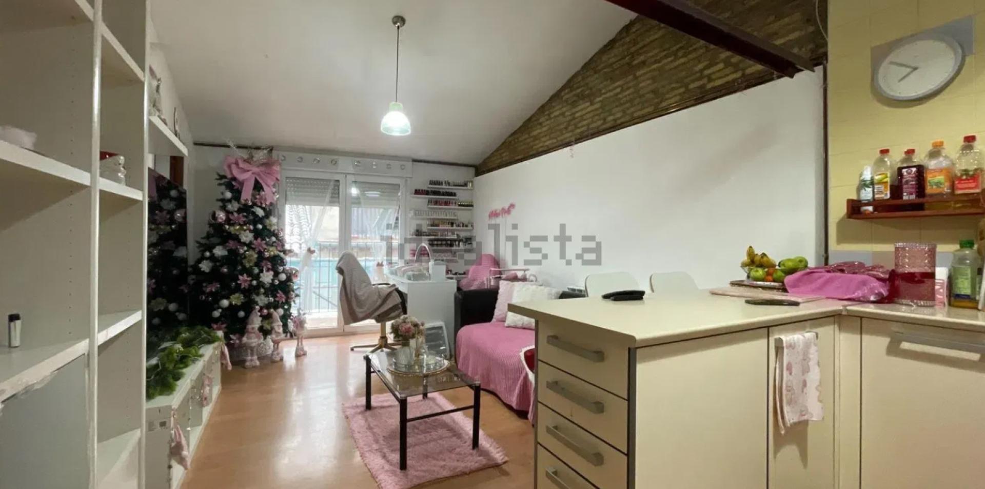 Salón con cocina americana en el ático disponible en la zona de la calle Calderería