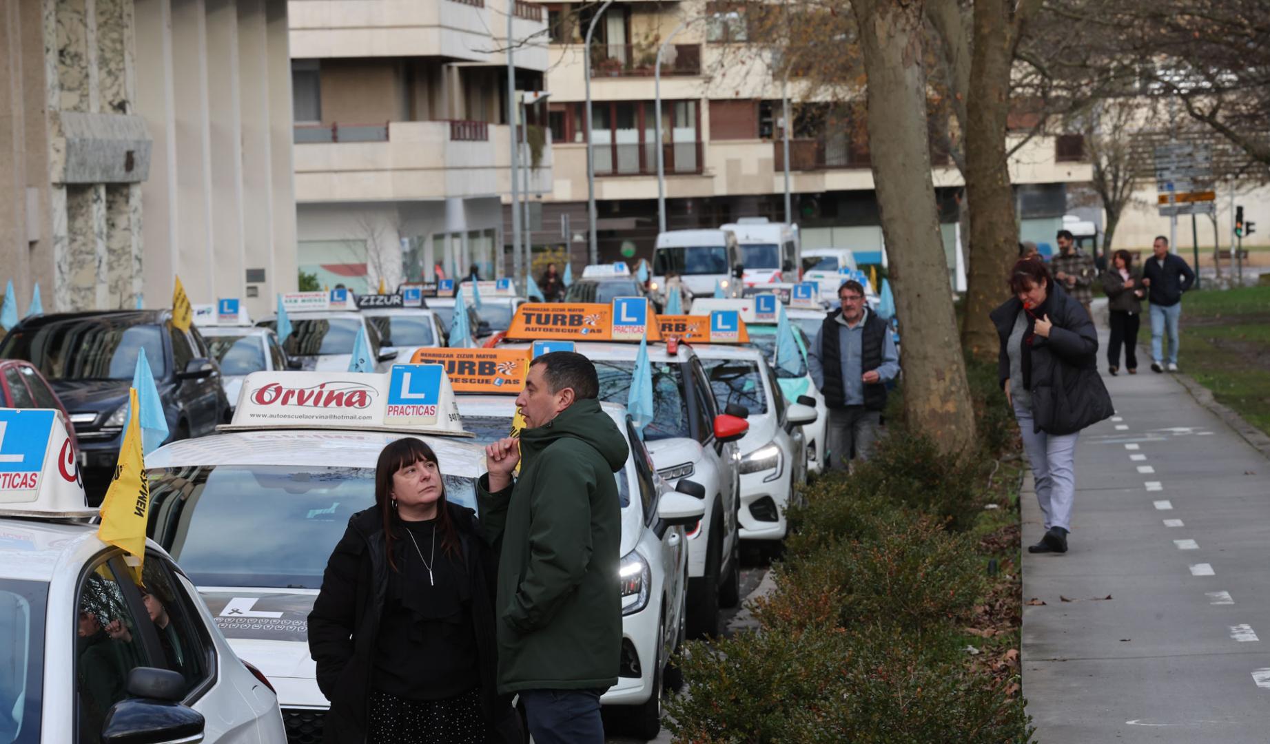 Imagen de las protesta de las autoescuelas de Navarra por las calles de Pamplona