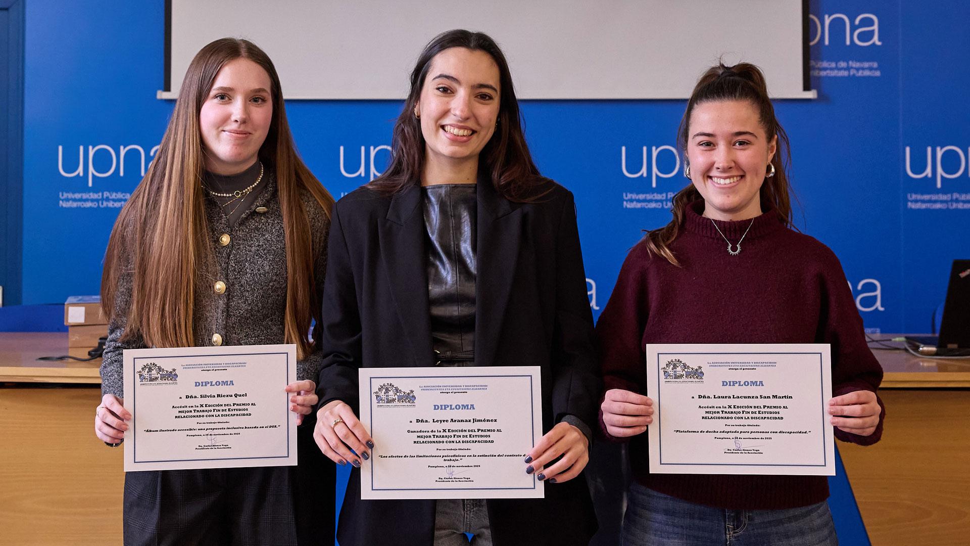Silvia Riezu, Leyre Aranaz y Laura Lacunza, en la entrega de premios