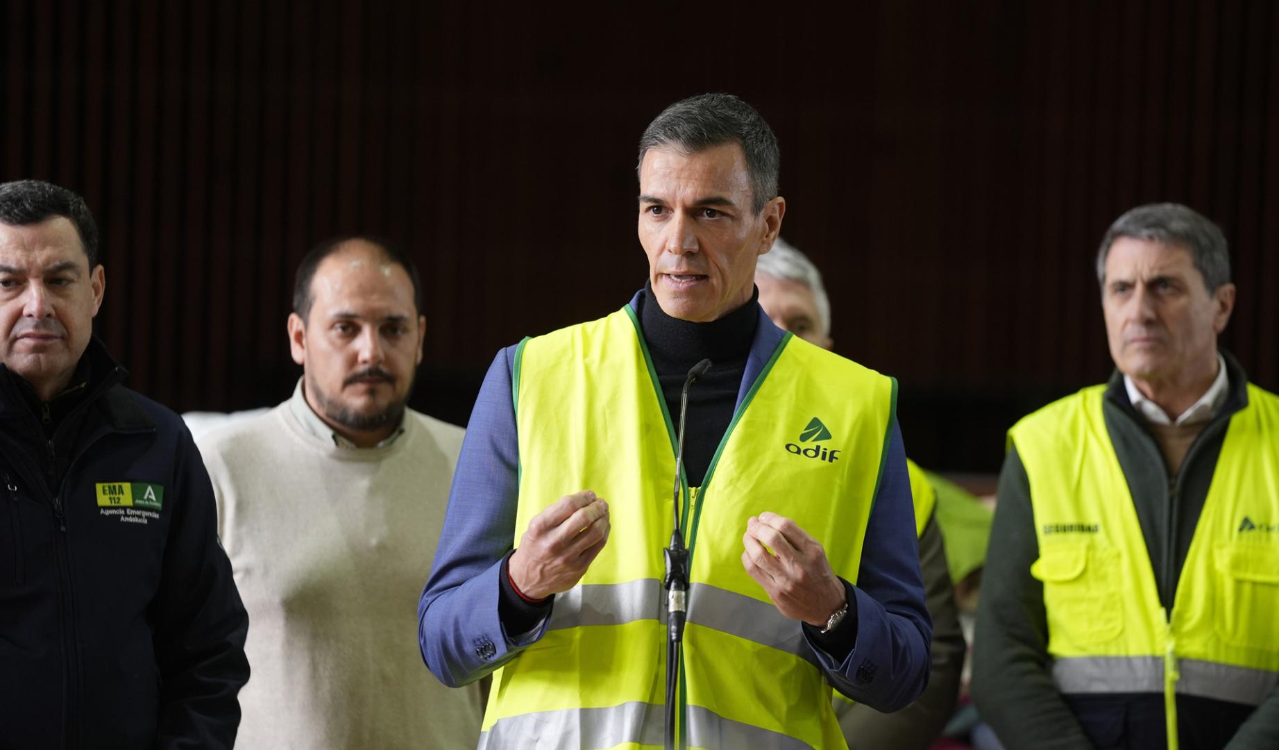 El presidente del Gobierno, Pedro Sánchez, acompañado del presidente de la Junta, Juanma Moreno, en su comparecencia este lunes en Adamuz (Córdoba) tras el accidente entre dos trenes