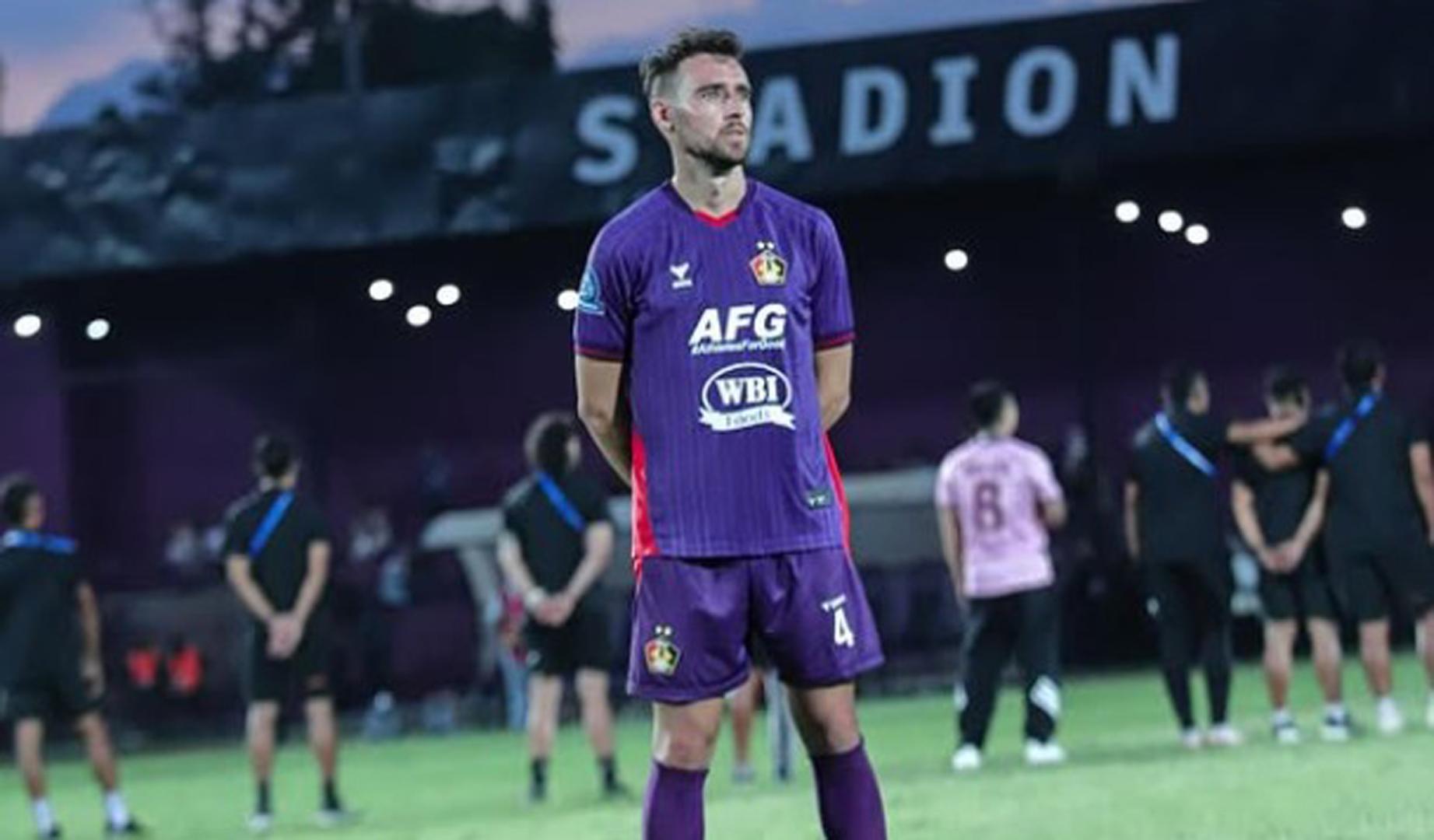 Imanol García durante un partido con el Persik Kediri