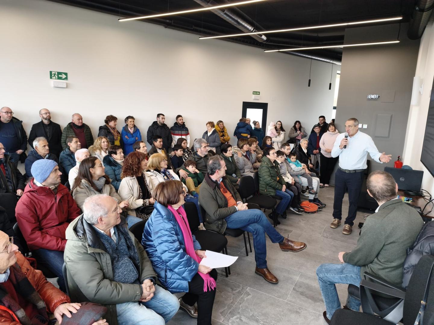 El alcalde Silvestre Belzunegui se dirige a las personas que asistieron a la inauguración del local multiusos.