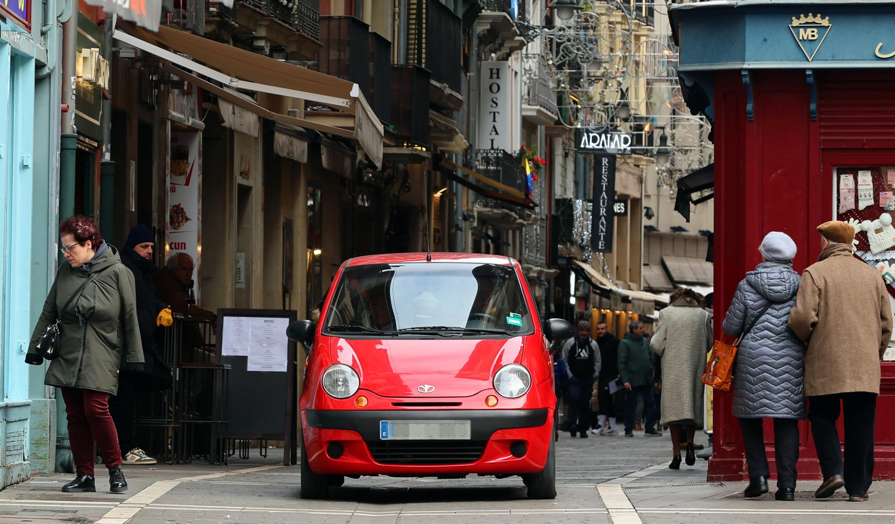 Un vehículo circula por la calle San Nicolás del Casco Antiguo de Pamplona