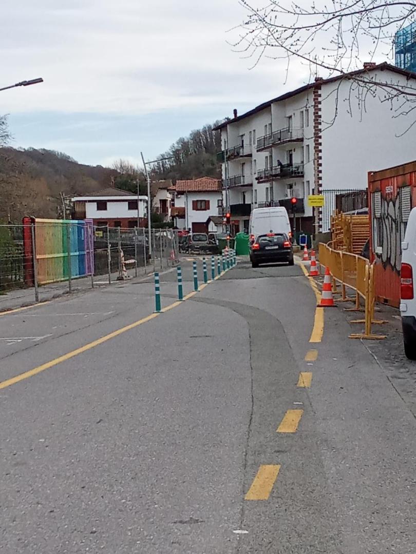 El tramo de paso alternativo, regulado con semáforos.