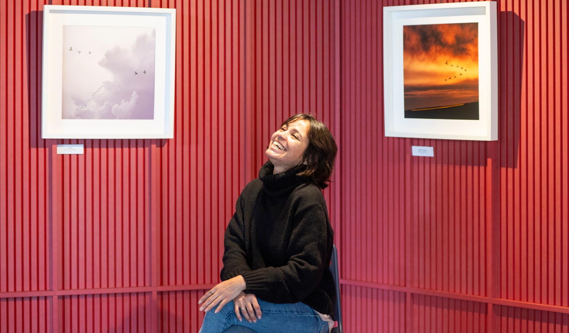 Sukha ríe con la vista puesta en el “cielo”. A su izda., ‘Fragilidad’. A su dcha., ‘Inquietud refractaria’
