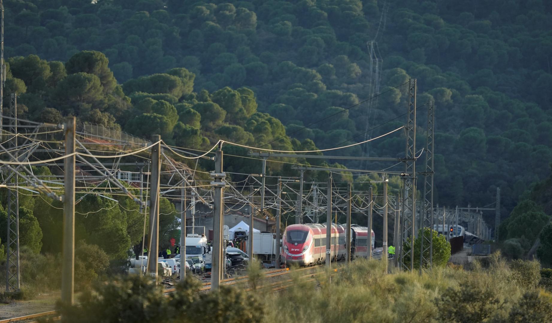 Imagen de la zona del accidente ferroviario con los convoyes de trenes siniestrados donde han comenzado los trabajos de recuperación de los mismos