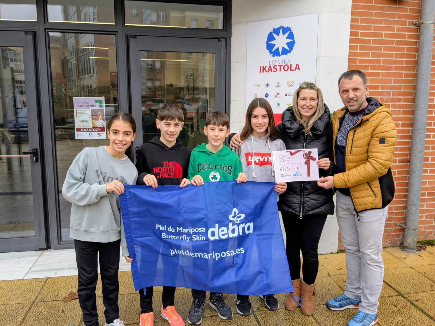 Un momento de la entrega de la recaudación celebrada en Lizarra Ikastola.