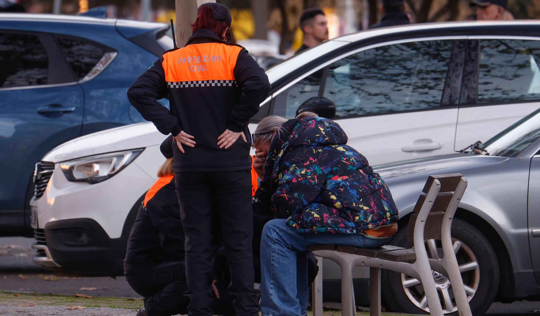 Familiares de algunas de las victimas son atendidas en el centro de información úbicado este lunes en Córdoba