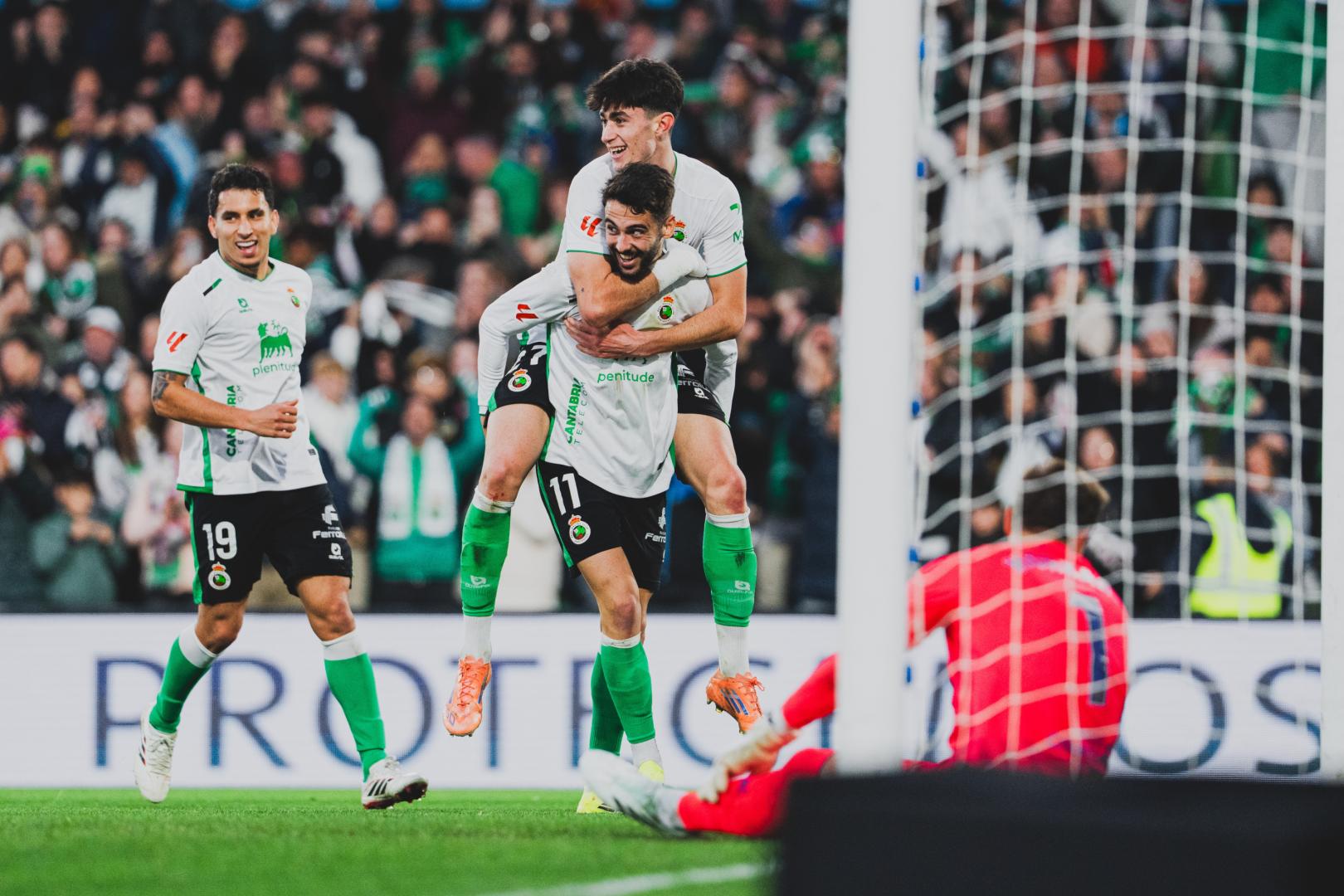 Manex Lozano, abrazado a su compañero Andrés Martín, este domingo contra Las Palmas.