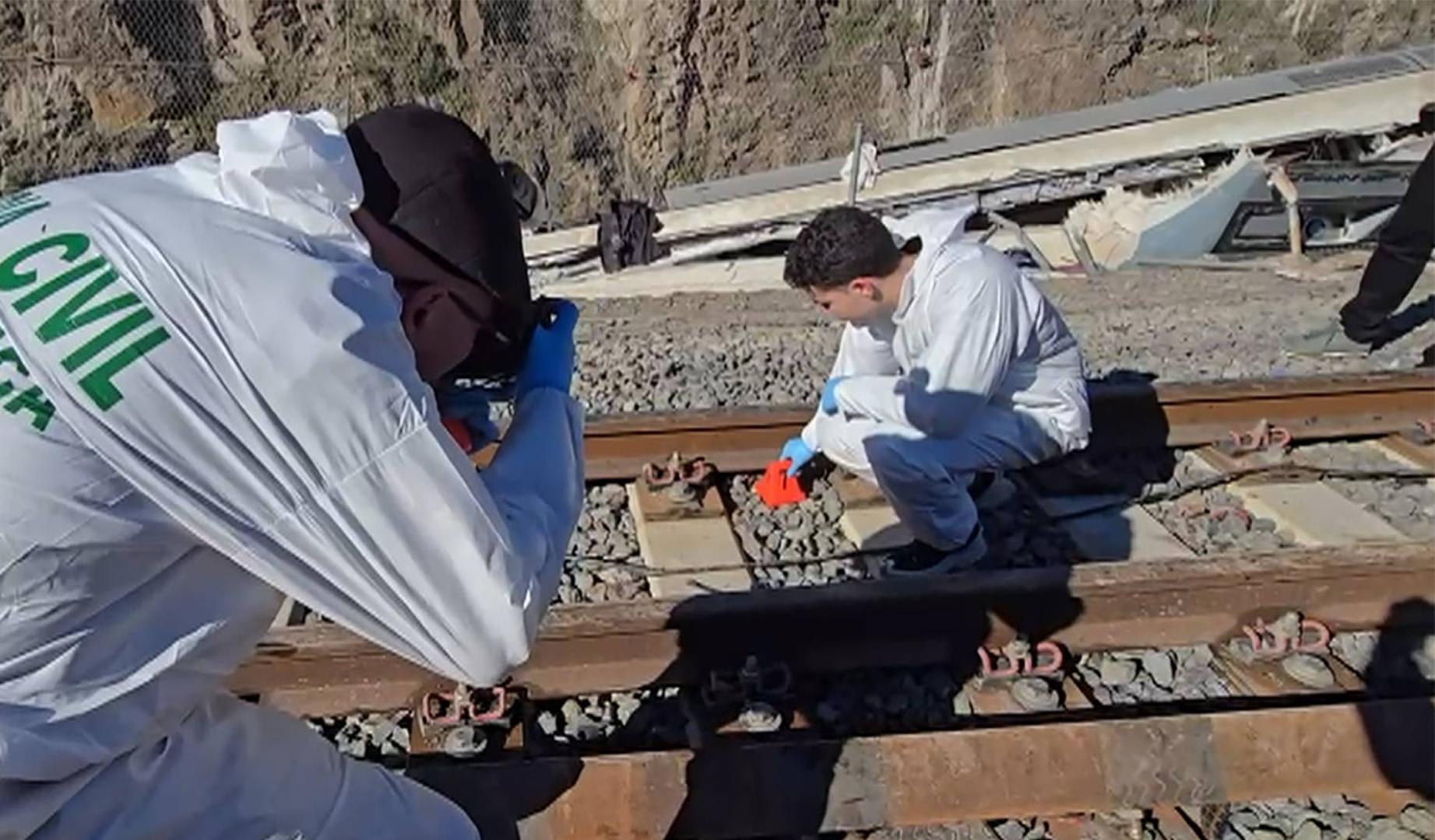 Expertos de la Guardia Civil analizan las vías tras el accidente ferroviario registrado en Adamuz (Córdoba),
