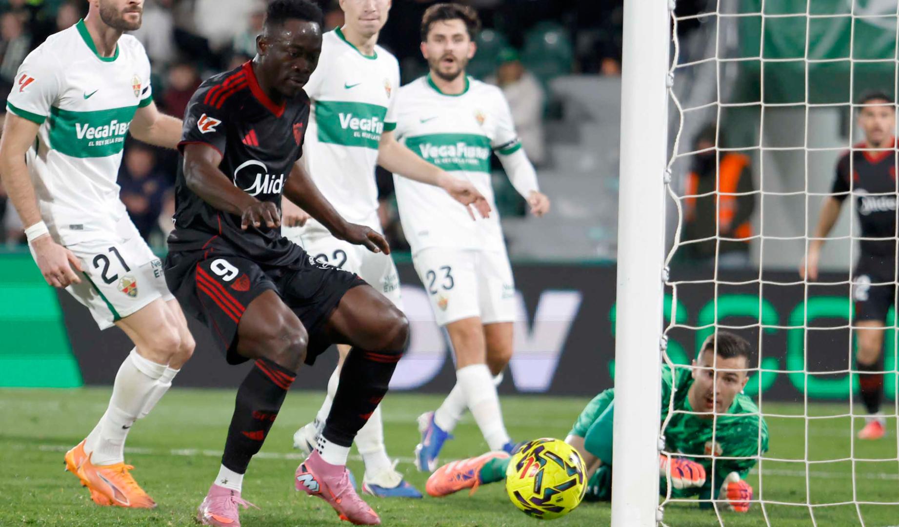 El delantero del Sevilla Akor Adams (2-i) marca rodeado de jugadores del Elche