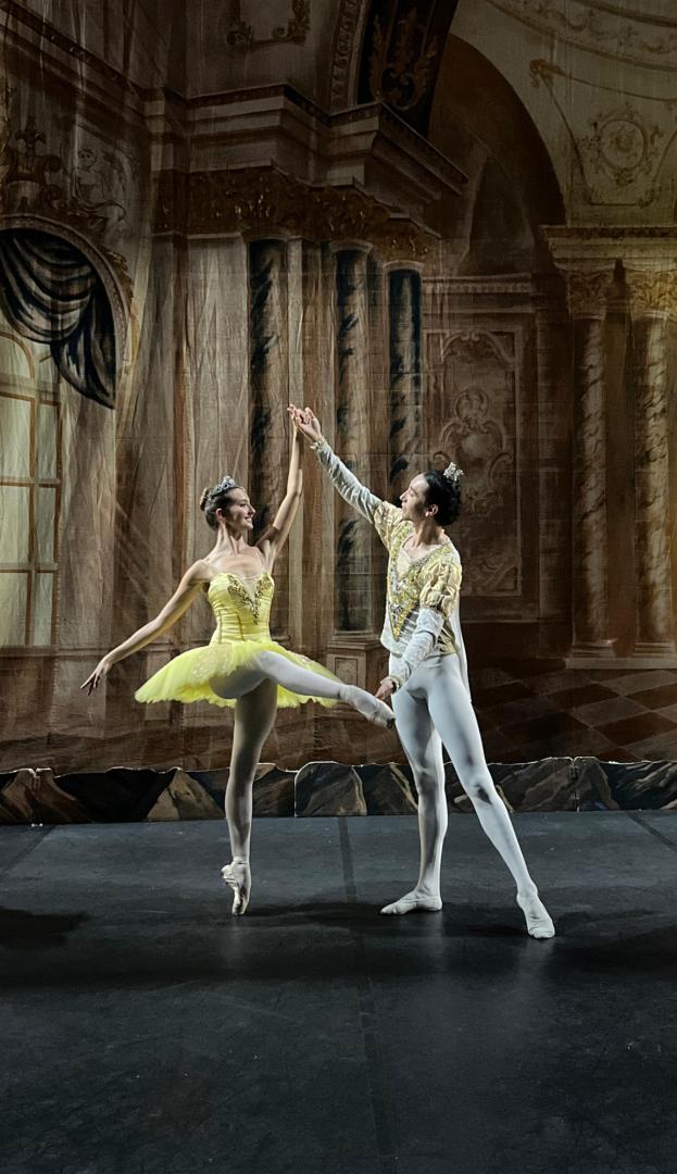 En el papel de Cenicienta, junto a uno de sus compañeros del Ballet de Kiev