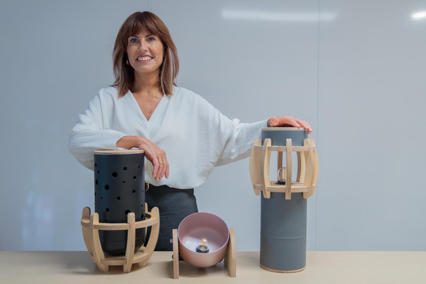 La empresaria navarra Sonia Moneo con algunas de las lámparas de Cira World