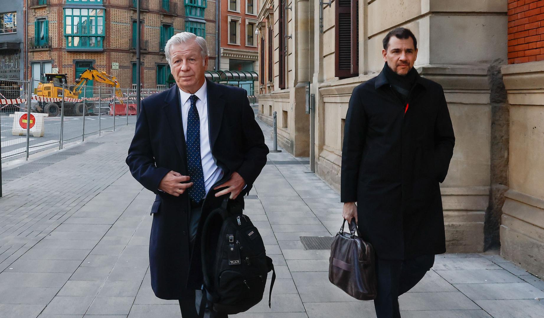 El miembro del comité de dirección del grupo Joaquin Mollinedo (i), que había sido designado por Acciona para comparecer en lugar de Entrecanales, ha acudido junto con el abogado del grupo José Julio Figueroa (d) a la Cámara Foral