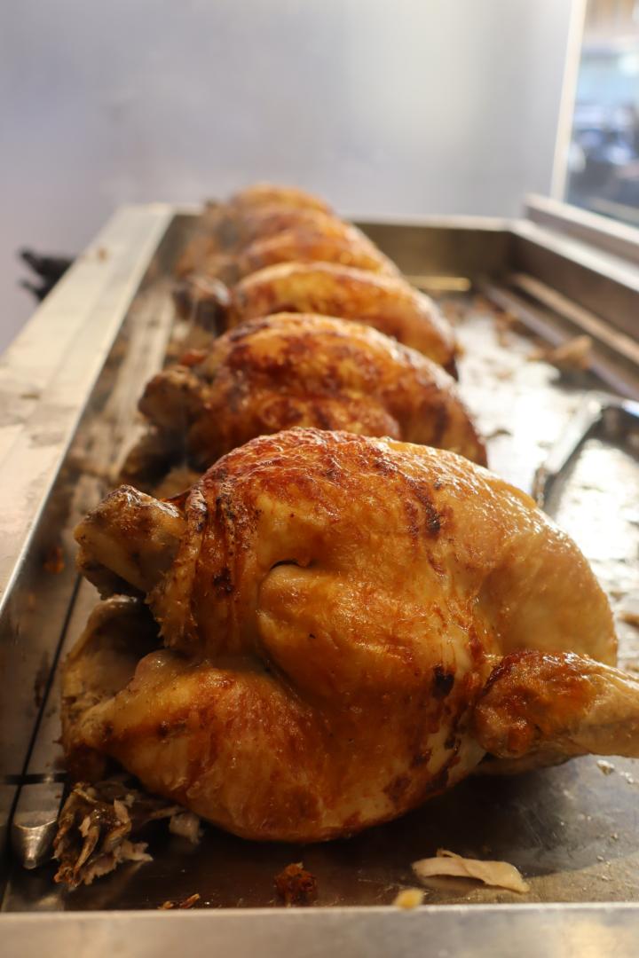Los pollos, de tamaño generoso, están pensados para compartir y se han convertido en una solución habitual para comidas familiares, fines de semana o reuniones improvisadas