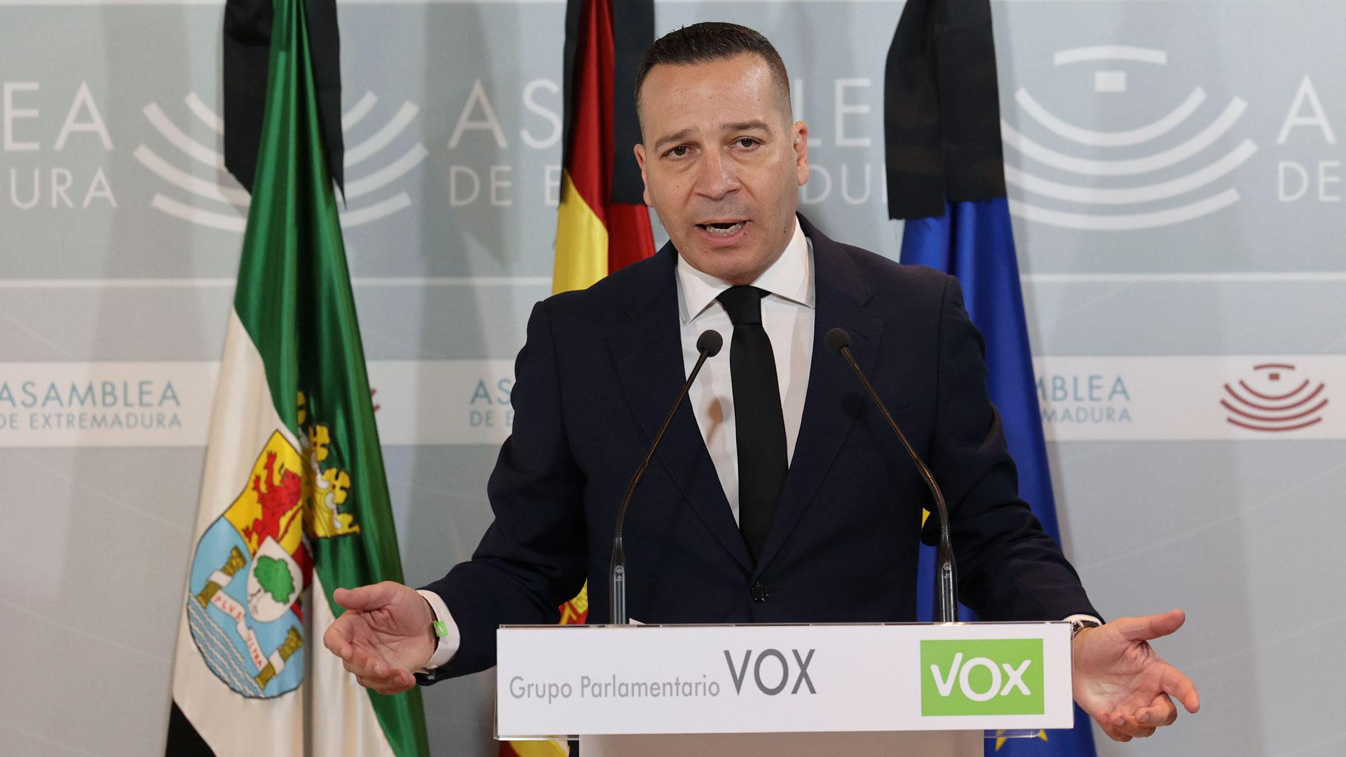El candidato de Vox a la Presidencia de la Junta de Extremadura, Óscar Fernández,  ofrece una rueda de prensa en la que ha acusado a María Guardiola (PP) de bloquear cualquier posibilidad de acuerdo