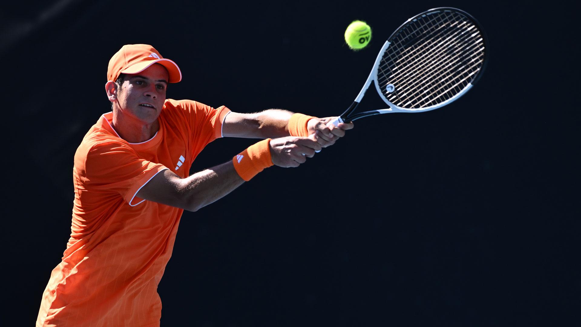Rafa Jodar golpea a la pelota en su debut en el Abierto de Australia
