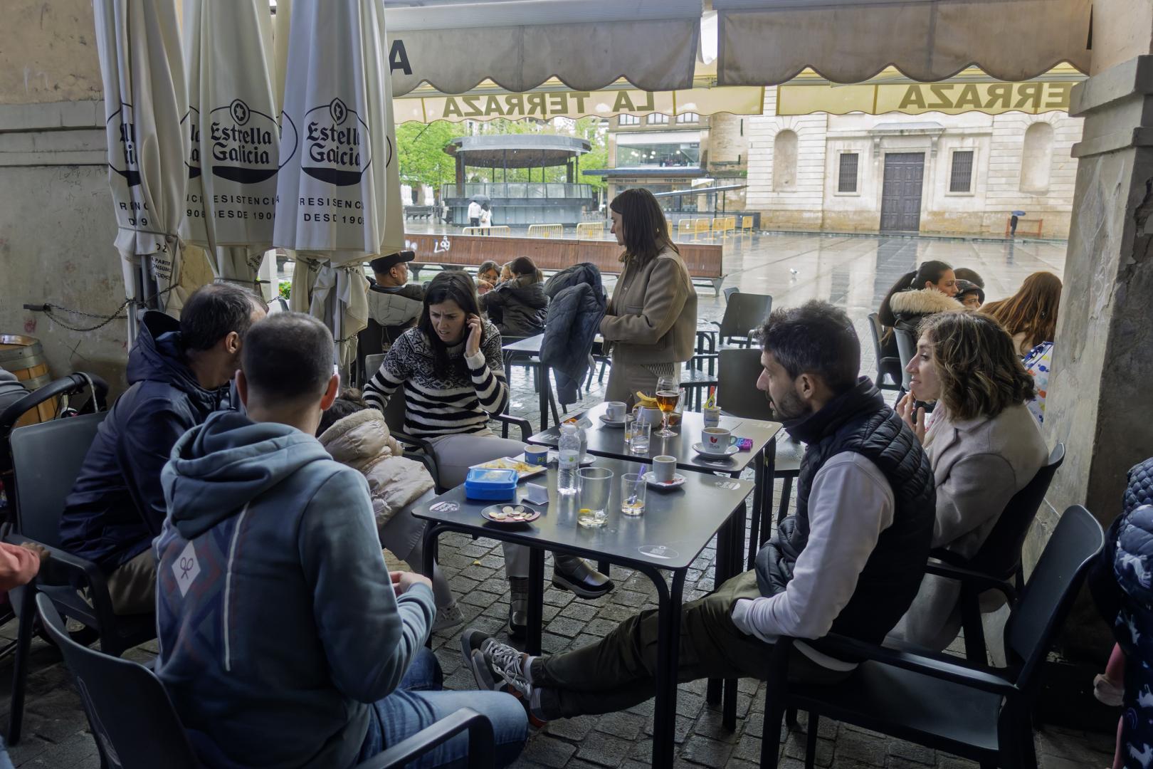 Terrazas en la plaza de los Fueros de Estella, en la zona de los porches donde se produce la discrepancia.