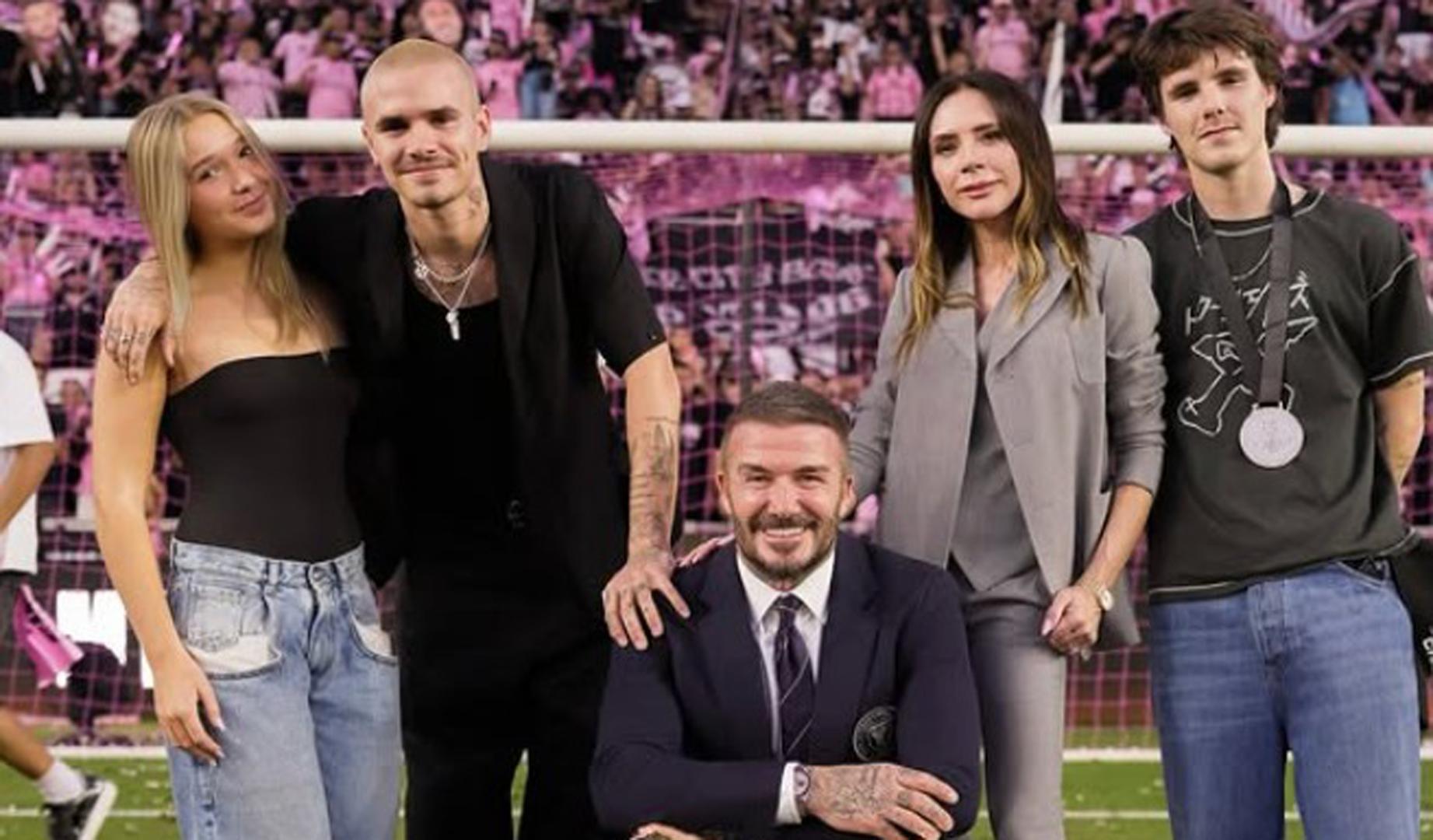 David Beckham junto a su familia en una foto reciente