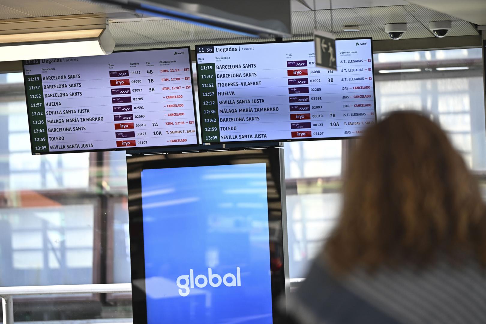Vista de paneles informativos en la estación de Atocha en Madrid
