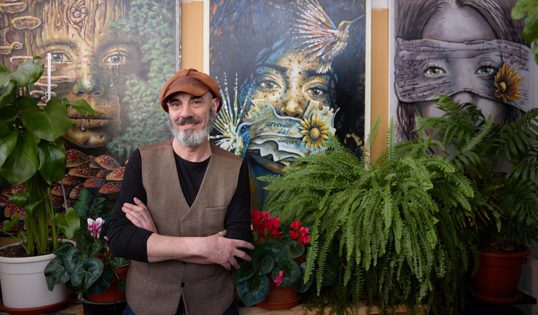 Josu Castillo, con parte de la serie de retratos ‘Aprender del invierno’, en su estudio