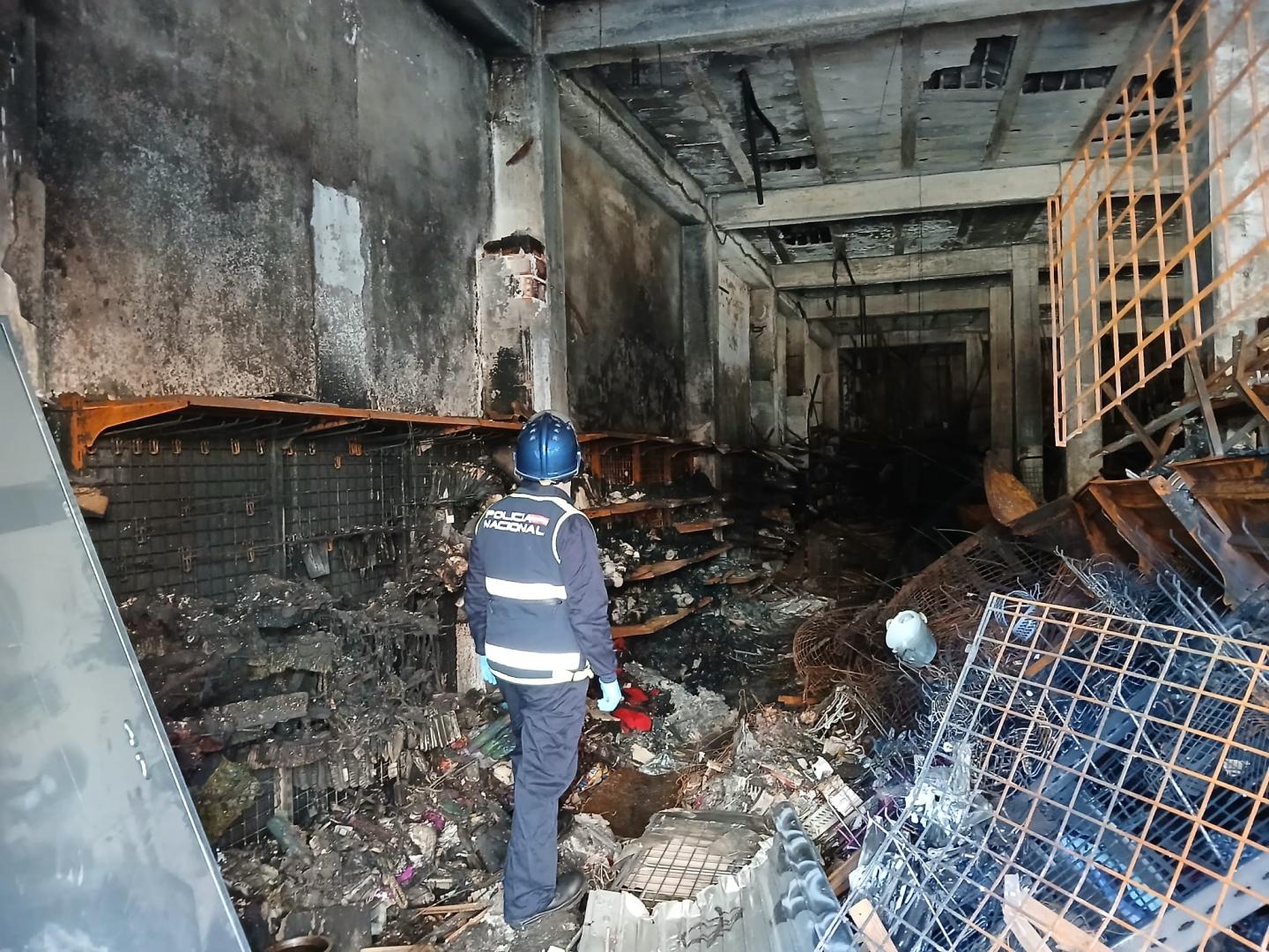 Un agente de la Policía Nacional, en los escombros del bazar