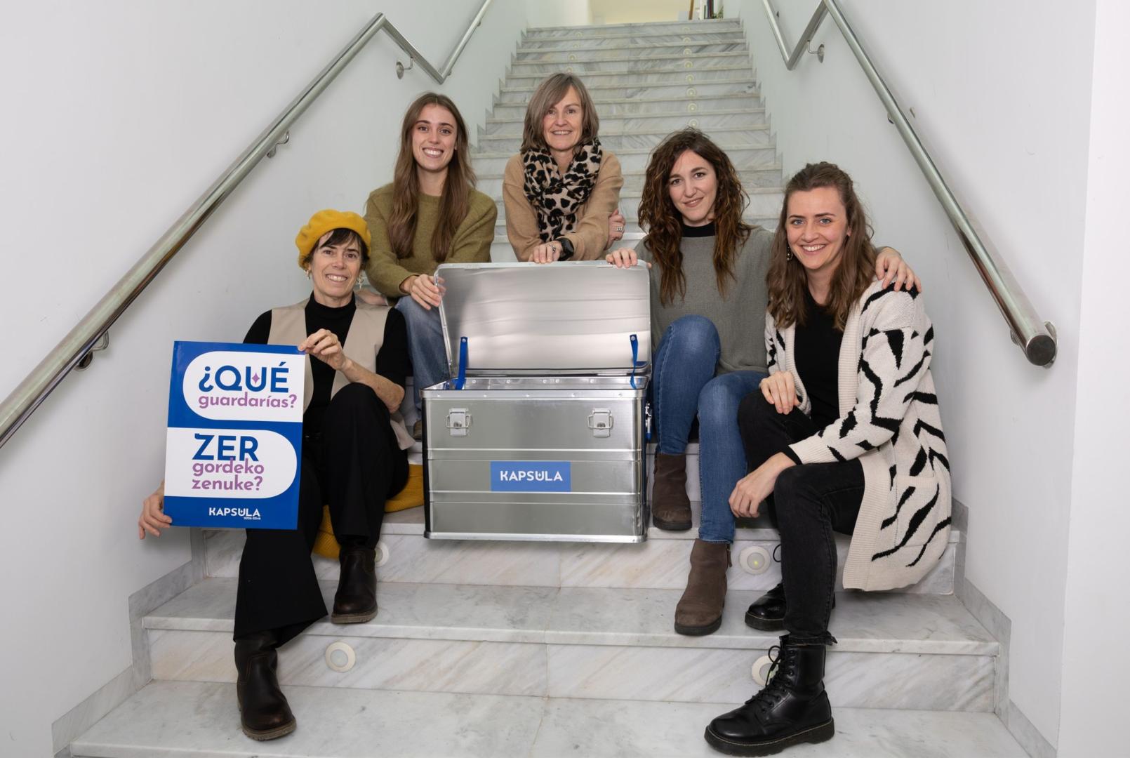 Desde la izda.: Kati Leatxe y Estitxu Larrea (Karekin Kultura), Alicia Zunzarren (concejala de Igualdad), y Edurne Mañú y Rut Etxarte (Haiak Creativas Audiovisuales), con la urna que custodiará los mensajes