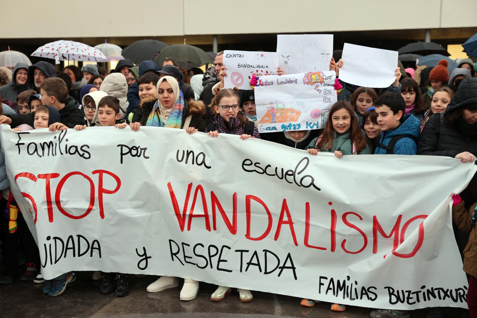 A: EDUARDO BUXENS- enero 2026A: EDUARDO BUXENS F: 09 ENERO 2026 L: COLEGIO PÚBLICO DE BUZTINTXURI T: CONCENTRACIÓN EN CONTRA DE ACTOS VANDÁLICOS EN EL COLEGIO PÚBLICO DE BUZTINTXURI