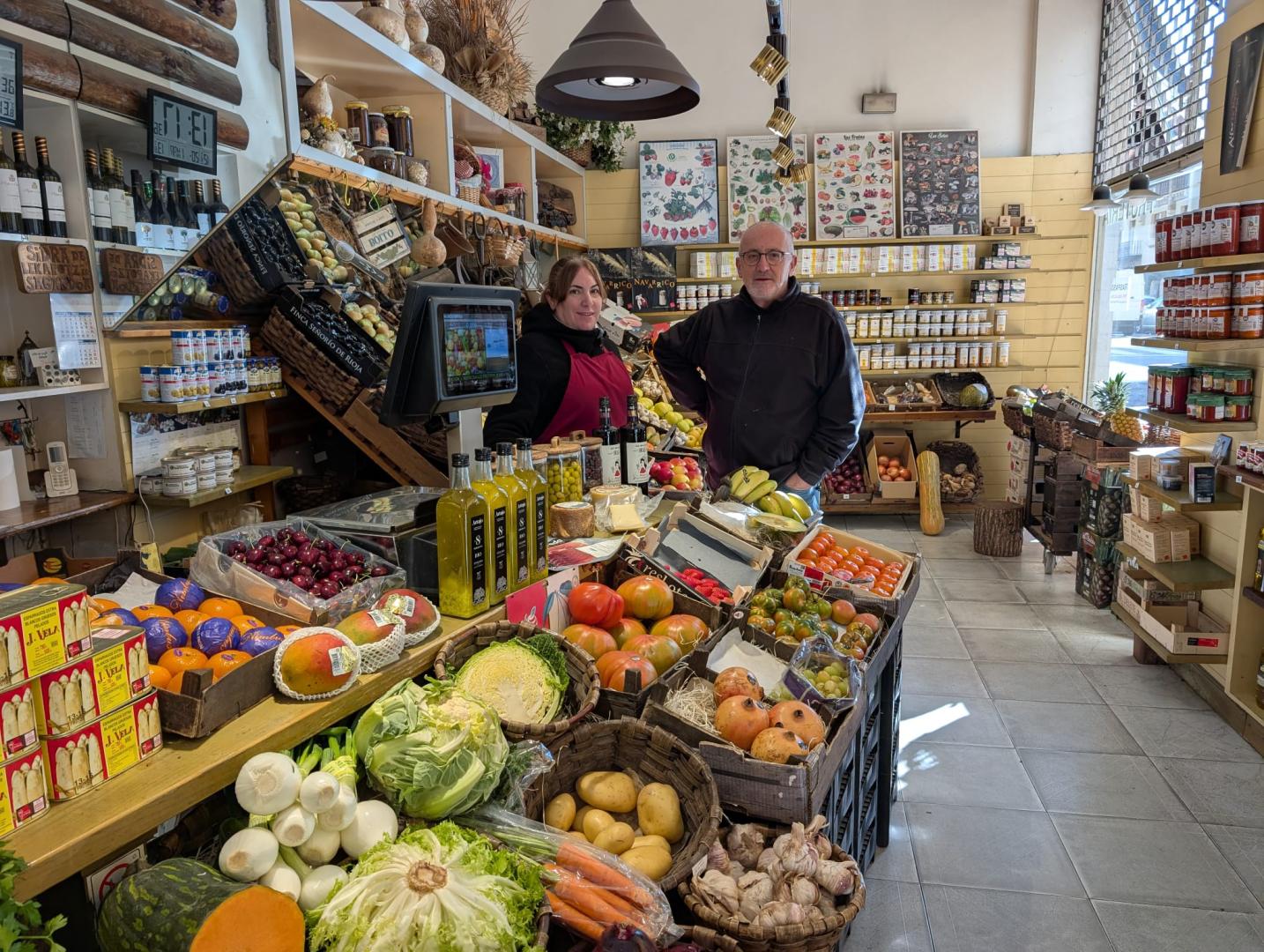 Aurelio Pérez Ramos junto a su empleada Estefanía García Arlegui, en Alimentación Garijo.