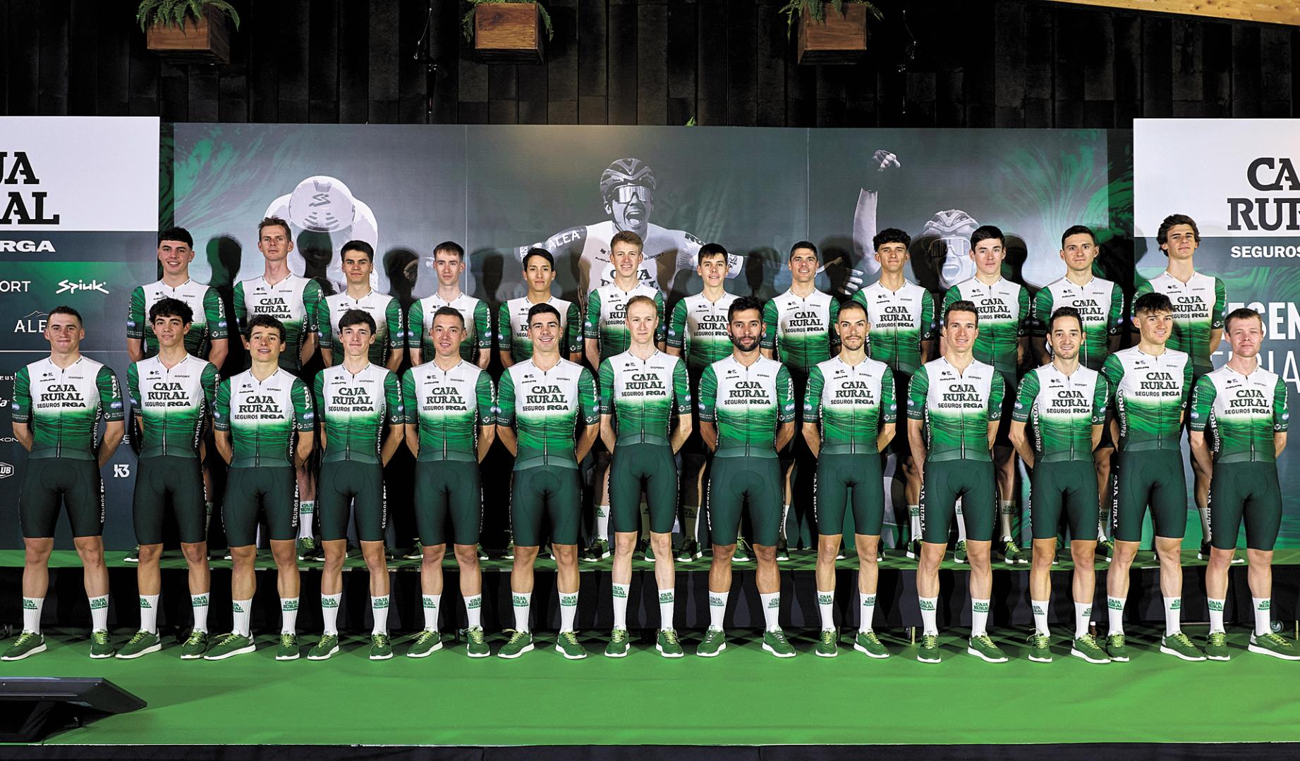 La plantilla del Caja Rural-RGA al completo, ayer por la tarde en la presentación del equipo para la temporada 2026 en Berrioplano