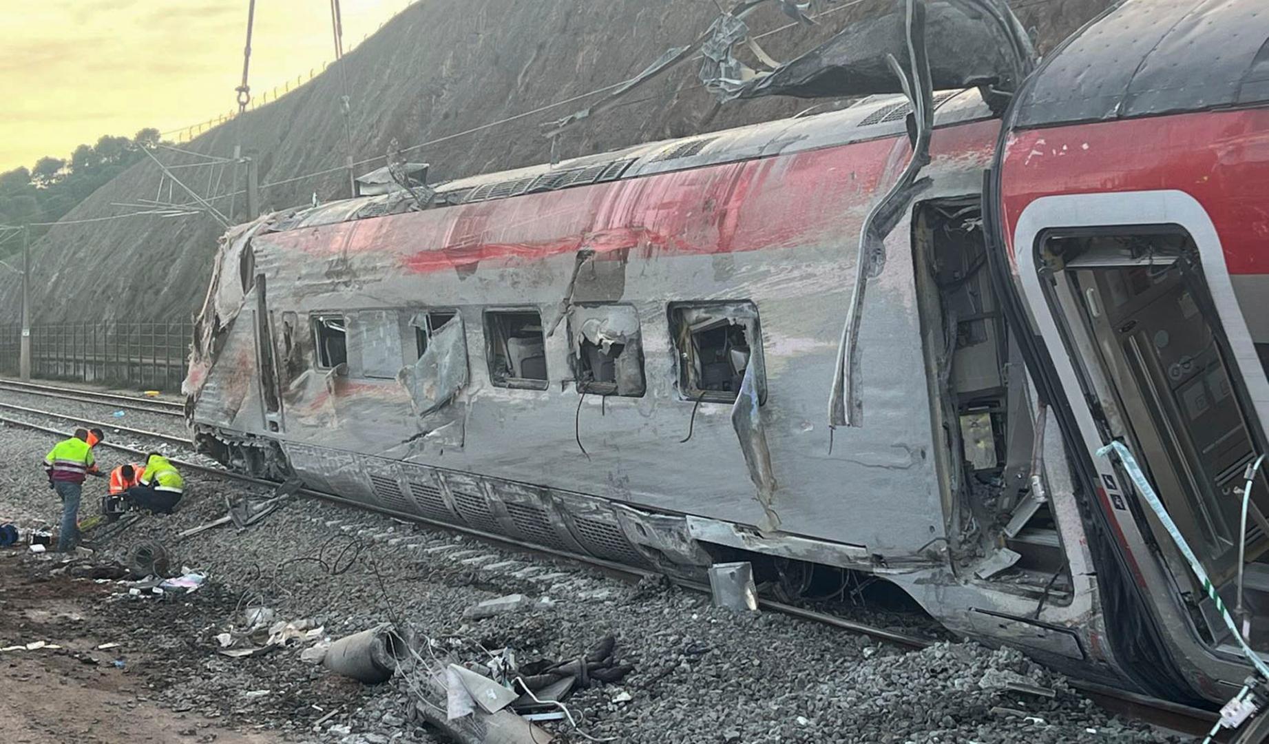 Efectivos continúan este martes los trabajos en el lugar del accidente ferroviario del domingo entre dos trenes en Adamuz