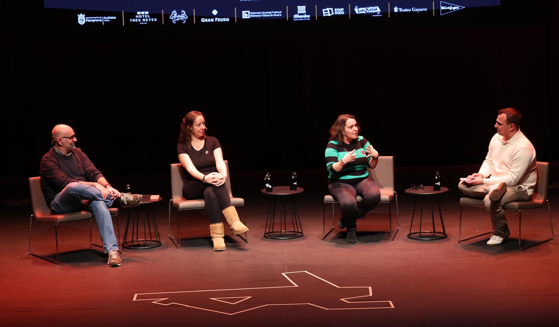 Javier Holgado Vicente, Susana López Rubio y el periodista Julen Uterga, moderador de la mesa, escuchan a Leticia Sánchez Ruiz