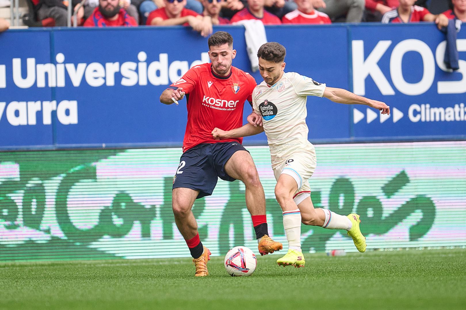 Raúl Moro, en pugna con Areso, cuando visitó la temporada pasada El Sadar con la camiseta del Real Valladolid.miguel osés