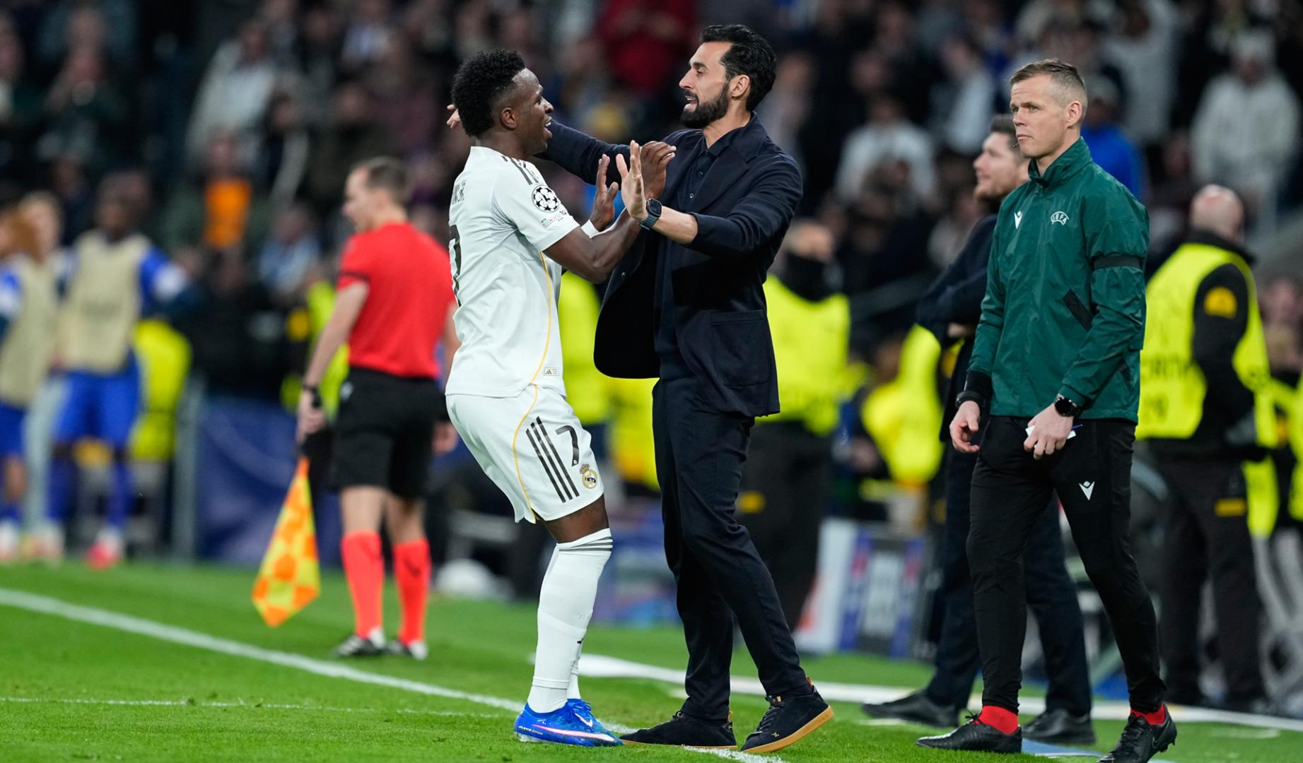 Vinicius celebra su gol al Mónaco con Álvaro Arbeloa