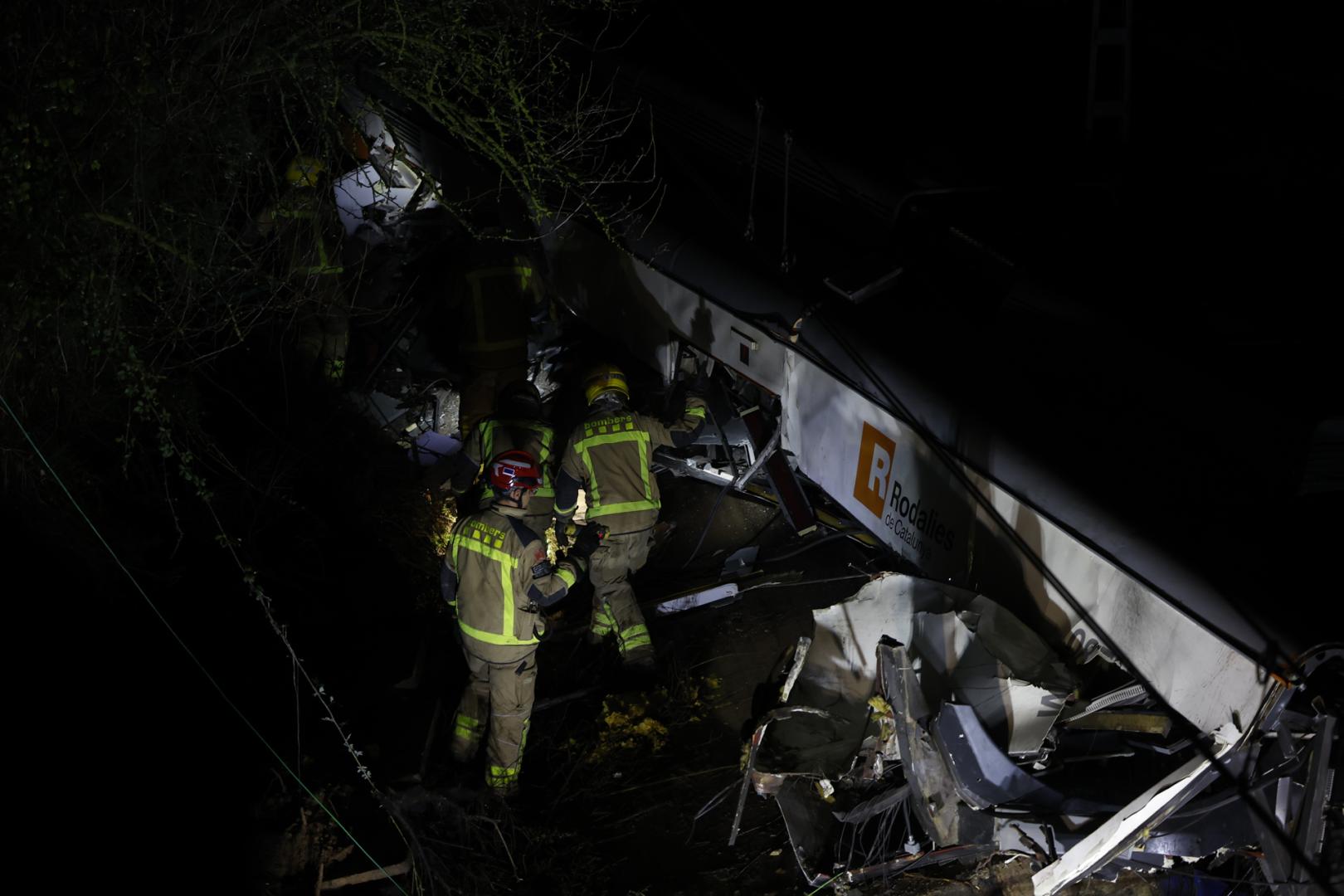 Los Bomberos de la Generalitat trabajan en el lugar del accidente de un tren de la línea 4 de Rodalies