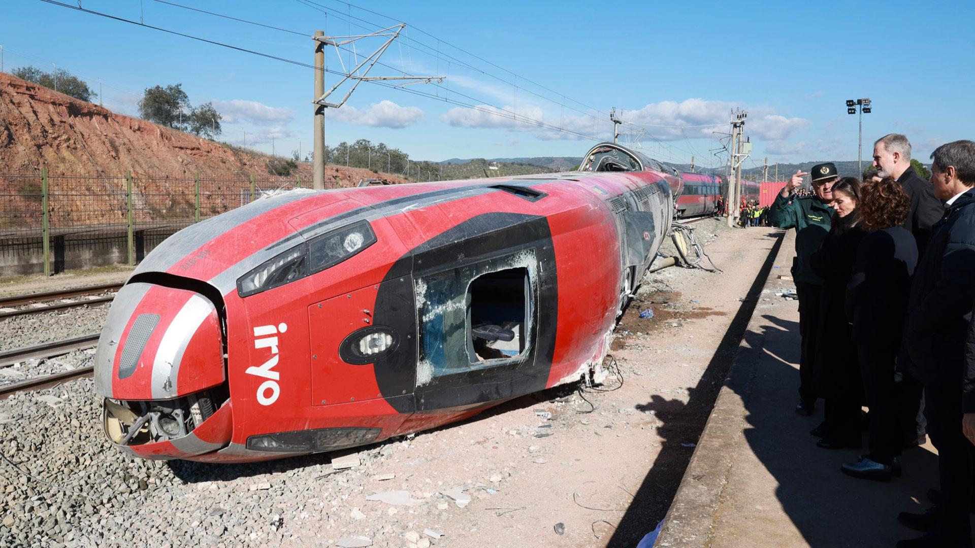 Los Reyes observan el estado en el que quedó uno de los trenes del accidente de Adamuz