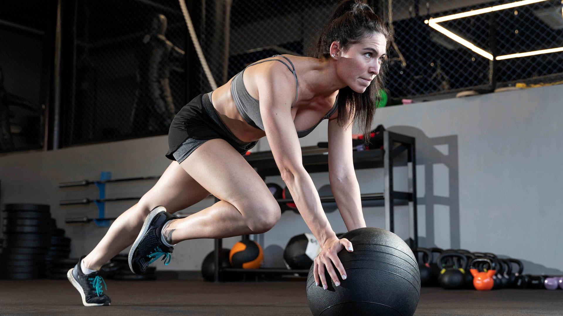 Una mujer practicando crossfit