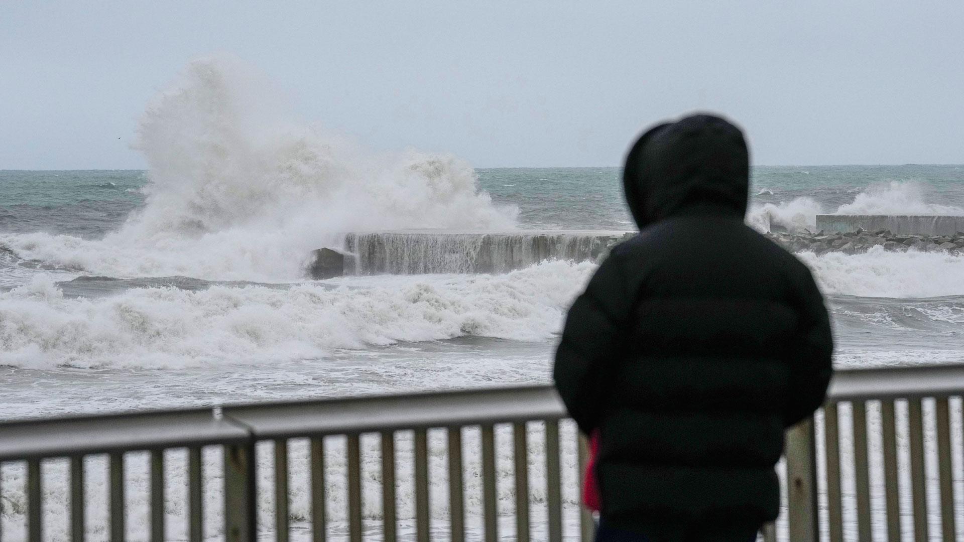 Fuerte oleaje en la playa de la Barceloneta debido a la borrasca de alto impacto Harry