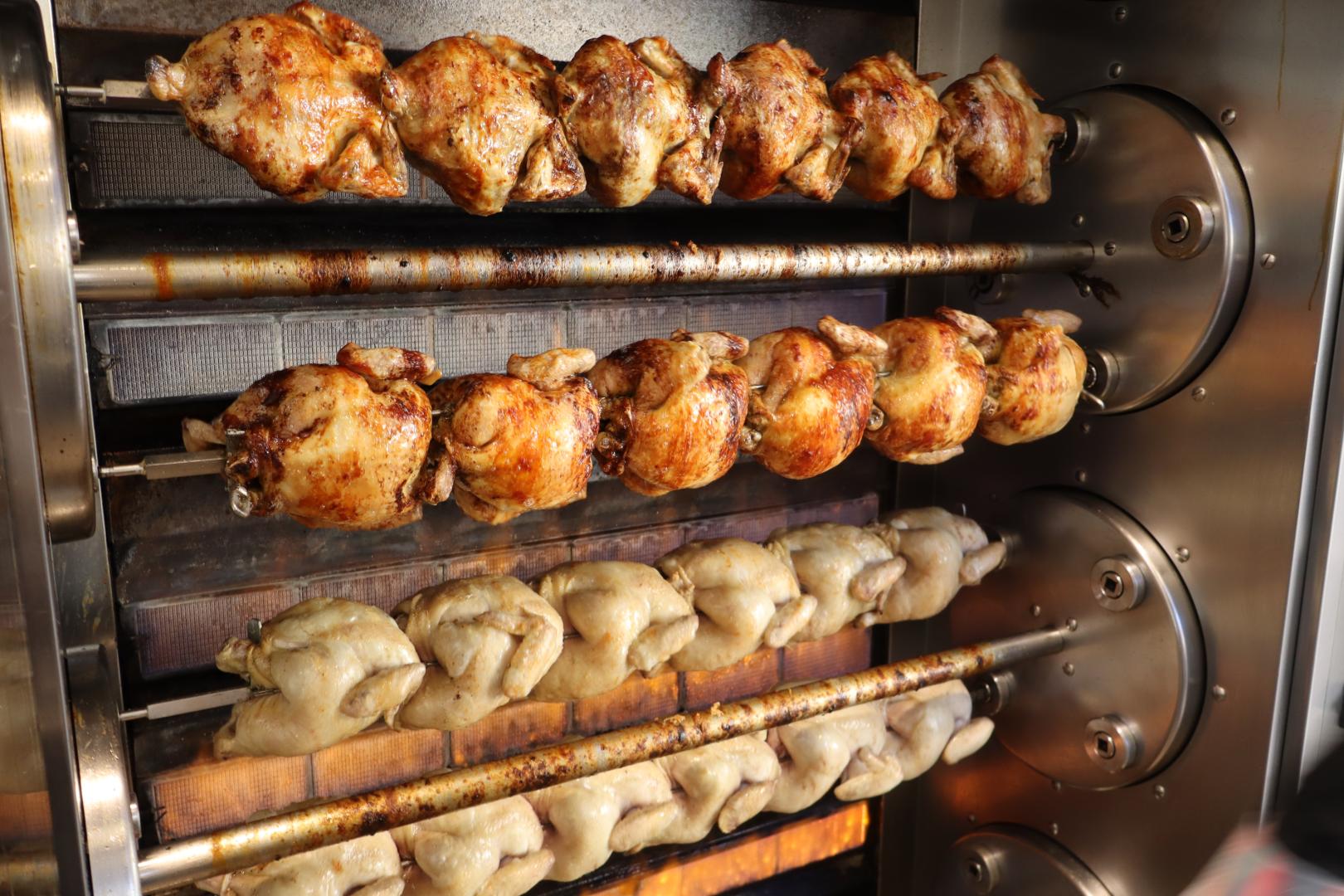 Los pollos, de tamaño generoso, están pensados para compartir y se han convertido en una solución habitual para comidas familiares, fines de semana o reuniones improvisadas