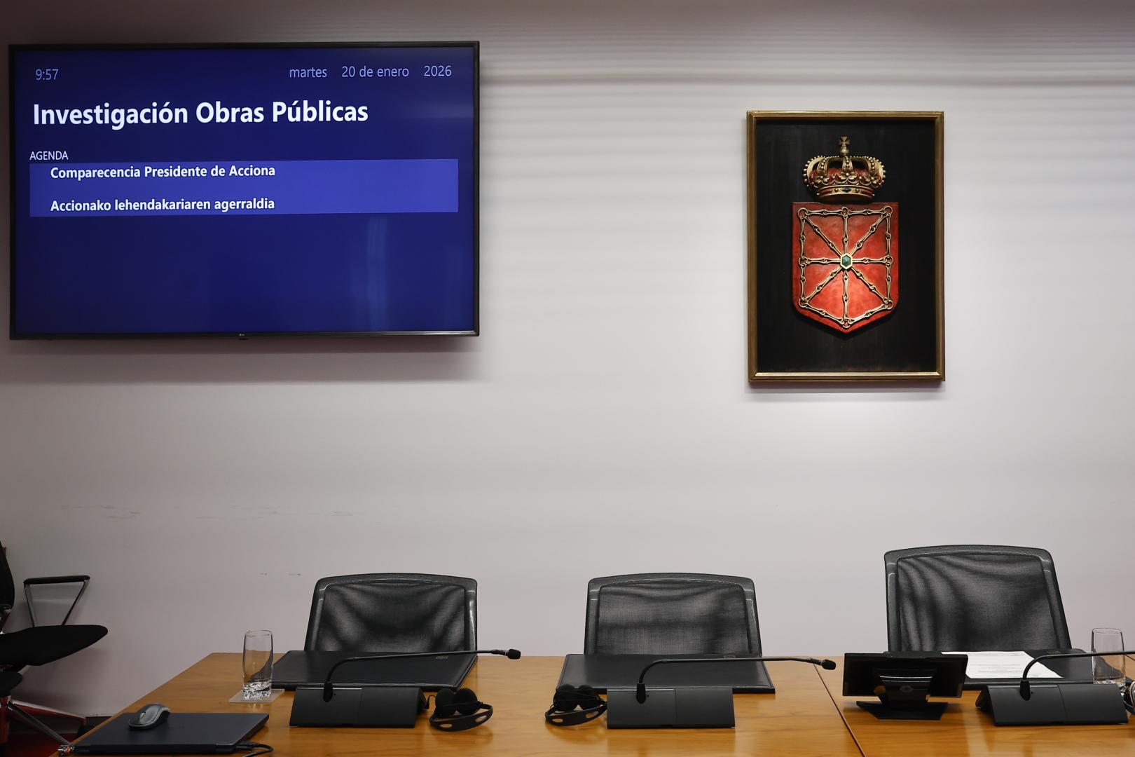Pantalla y sillones vacíos en la sala del Parlamento de Navarra donde tiene lugar la comisión de investigación del 'caso Belate'