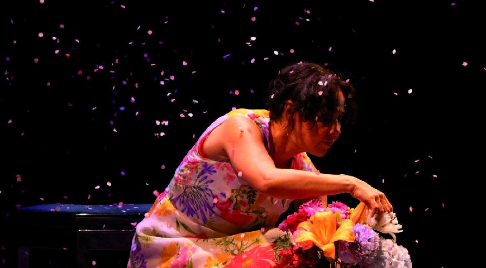 El espectáculo de danza contemporánea para la primera infancia, "Flores", es uno de las actividades familiares de la semana,