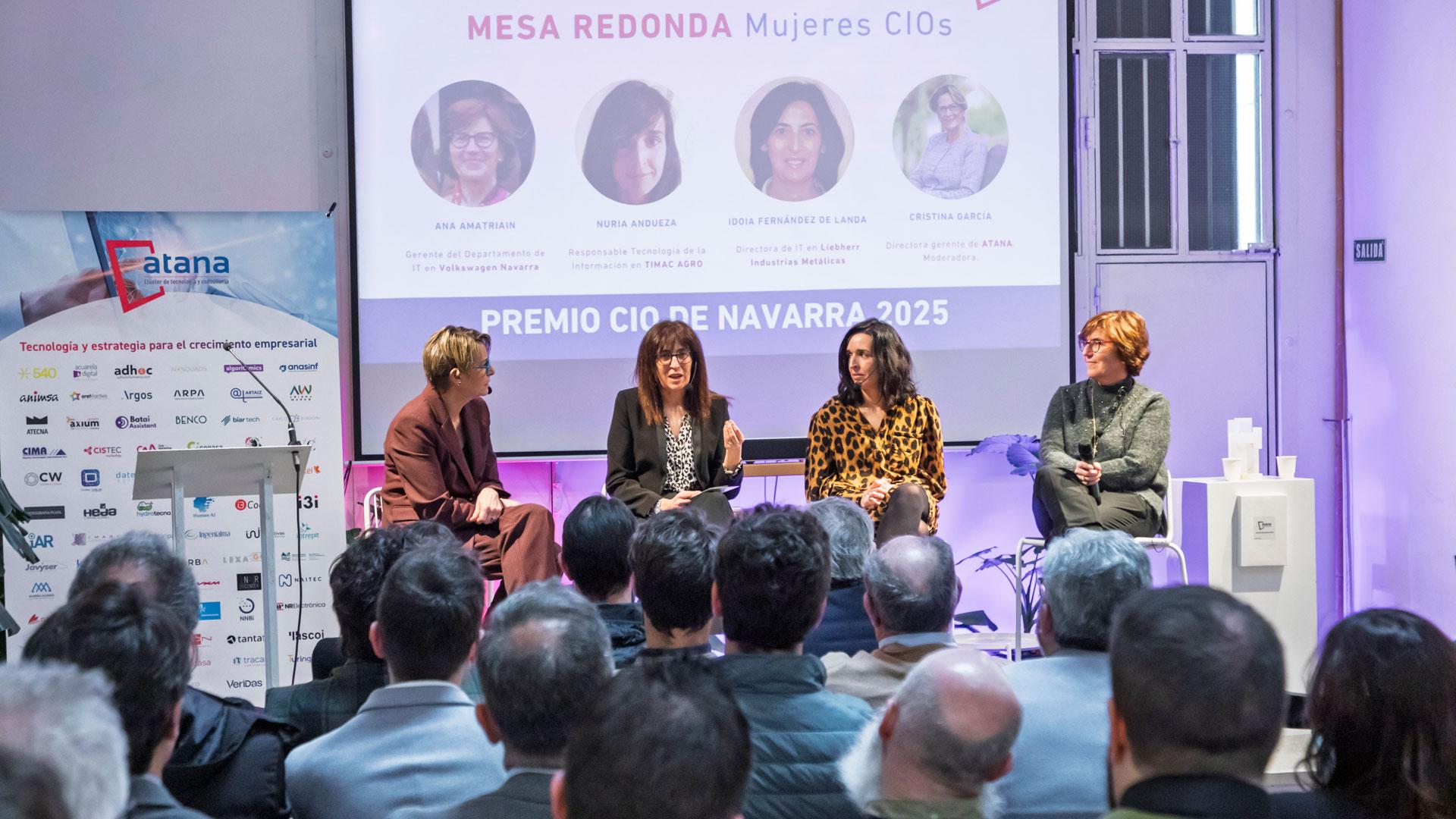Participantes en la mesa redonda protagonizada por mujeres CIO y organizada por ATANA en el acto de entrega del Premio CIO Navarra 2025