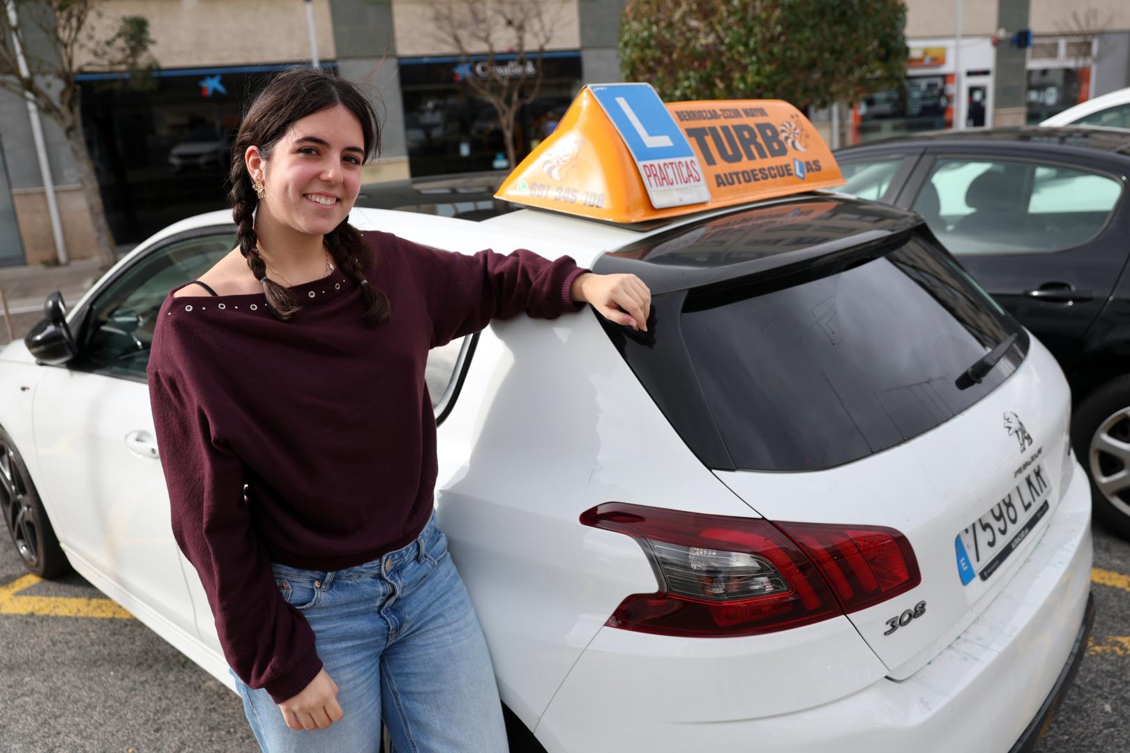 Leyre Pueyo Echeverría, con el coche de la autoescuela en Zizur