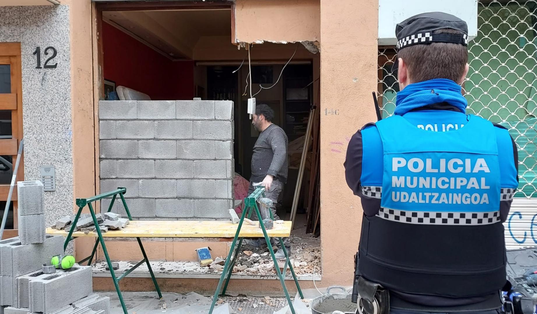 Trabajos de tapiado de la bajera, este miércoles a primera hora de la tarde