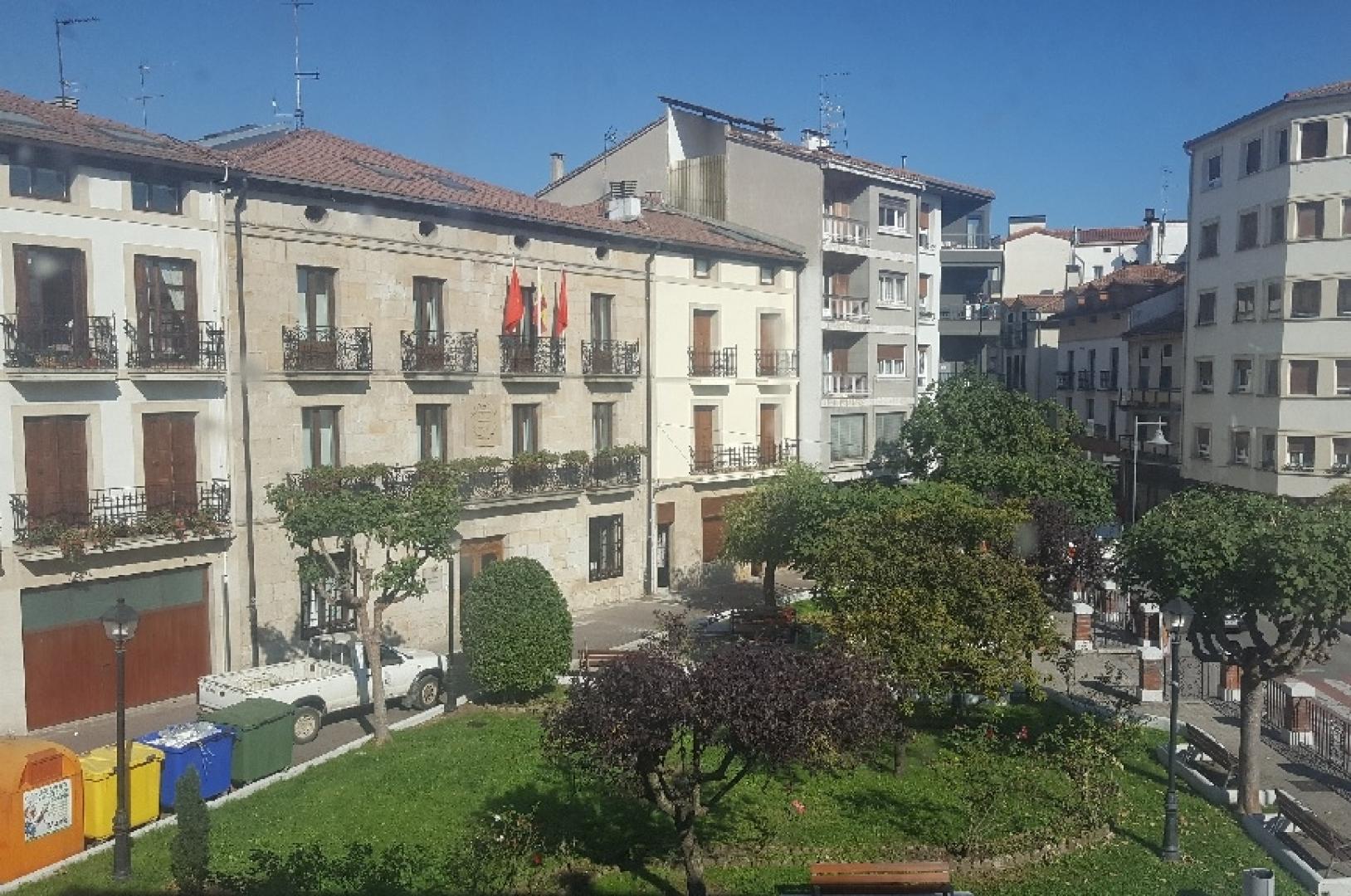 A la izquierda, detalle del Ayuntamiento de Alsasua en una imagen obtenida desde el edificio de El Lavadero.