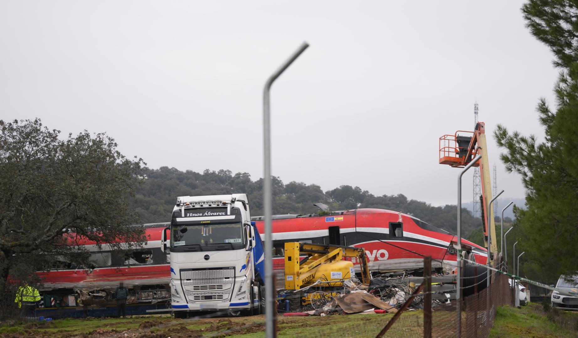 Imagen de los trabajos de rescate de los convoyes de trenes accidentados en la zona del suceso en Adamuz