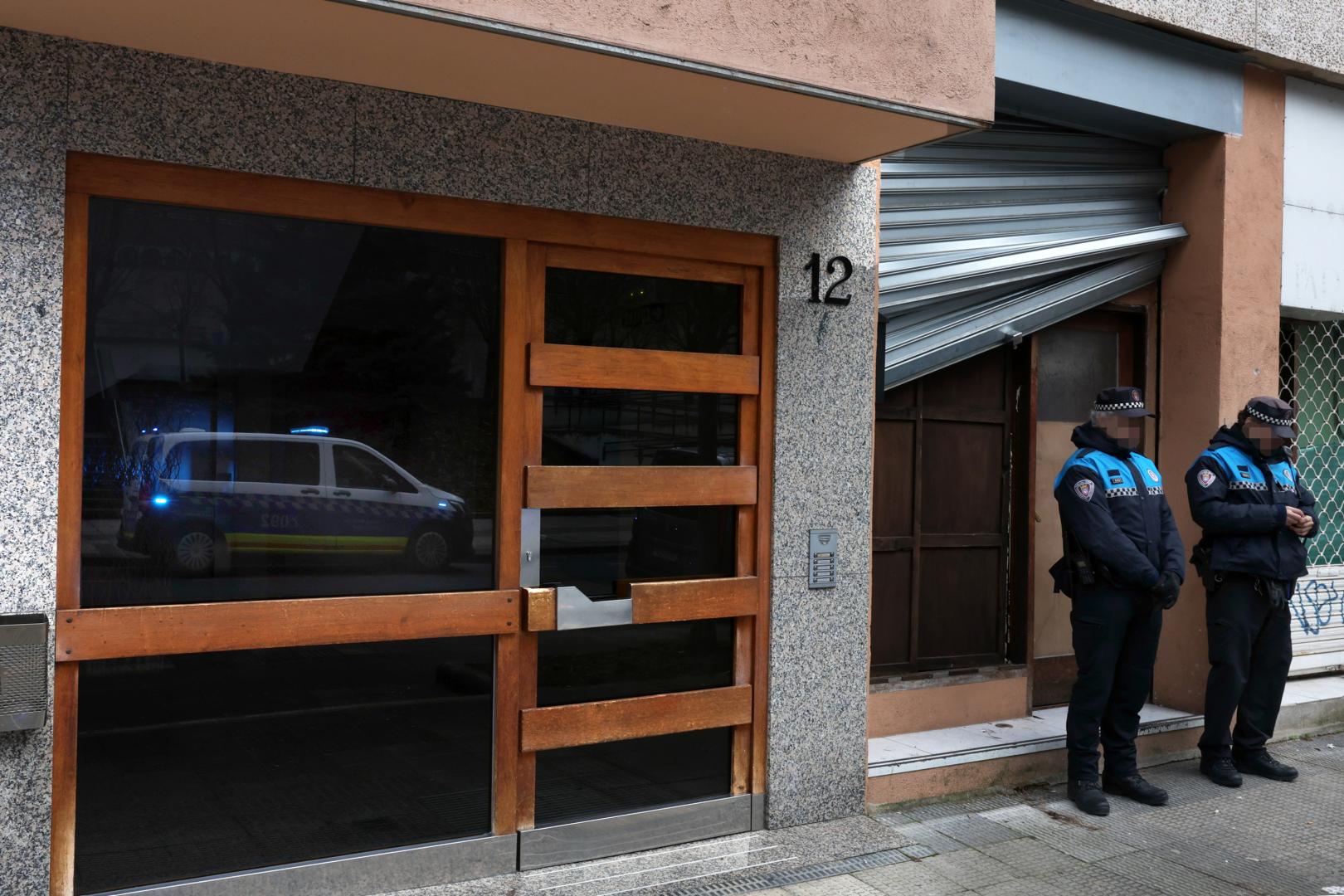 Dos policías locales custodian la entrada a la narcobajera antes de ser tapiada.